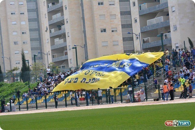 אווירה יוצאת מן הכלל. אוהדי קריית גת (צילום: ולדי מויסייב)