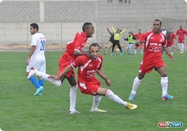 וחוגג באקסטזה (צילום: מוחמד חאדר אניס)