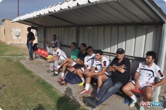 קבוצה שקשה מאד לנצח. הספסל של נווה שאנן (צילום: אחמד עויסאת)