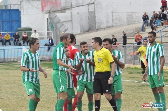 מנסים לשנות את רוע הגזירה. שחקני כפ"ס מתווכחים (צילום: מוחמד חאדר אניס)