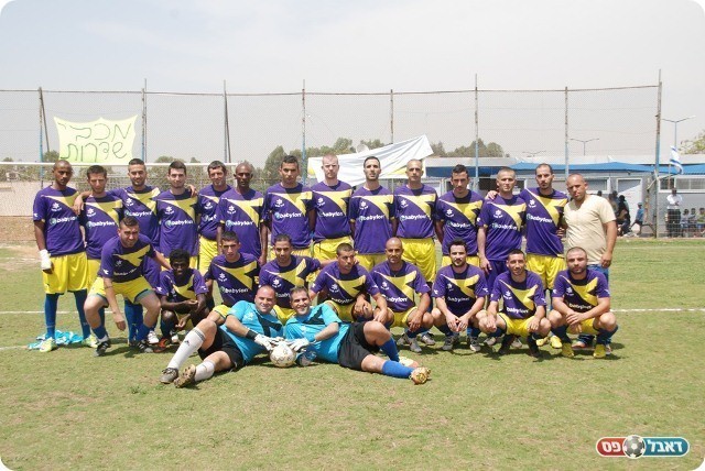 שדרןות לבשה חג. התמונה הקבוצתית שלפני המשחק (צילום: אורי גבאי)