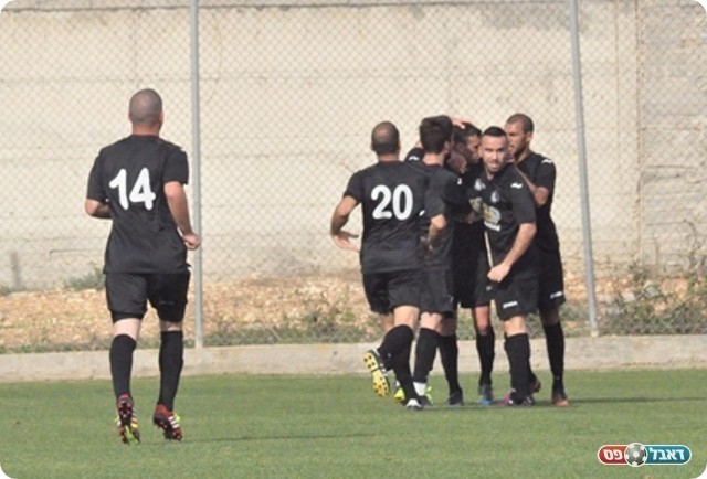 החגיגה של נשר החלה. חוגגים את השני (צילום: מוחמד חאדר אניס)