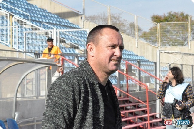 מאמן הרצליה טל בניה (צילום: מוחמד חאדר אניס)