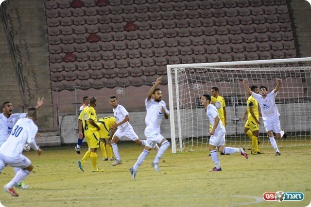 בכורה חלומית. יוספי חוגג את היתרון של ב"ש (צילום: ולדי מויסייב)