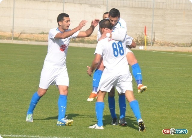 שכחו את ההפסד בליגה. שחקני בקה (צילום: אחמד עוויסאת)