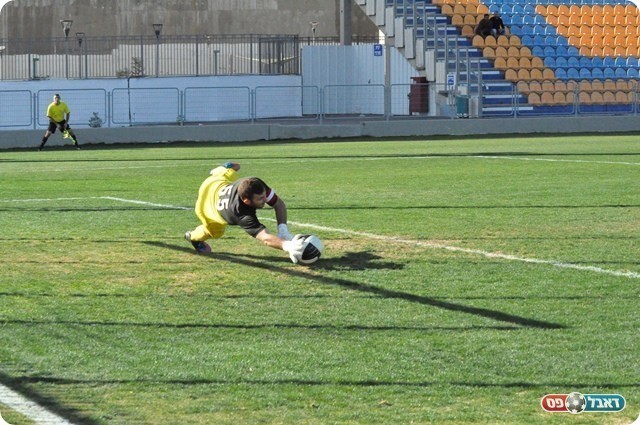 השוער הכי טוב בליגה. גלברט בפעולה (צילום: חאדר אניס)