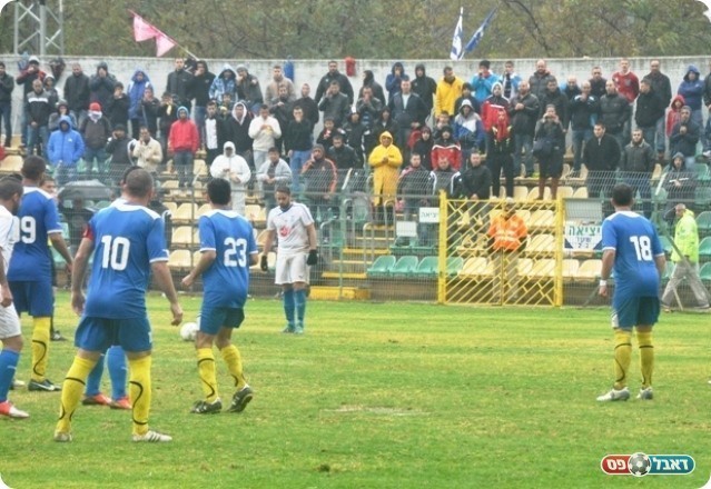באקה יצאה למחצית בסערה. דר מתכונן לבעיטה (צילום: אחמד עוויסאת)