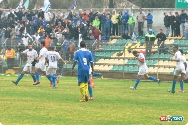 וחוגגים (צילום: אחמד עוויסאת)