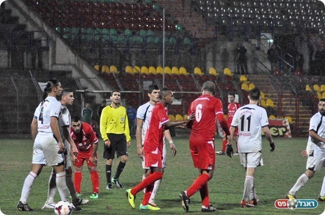 מפלס העצבים עלה. לואבנה עצבני (צילום: חאדר אניס)