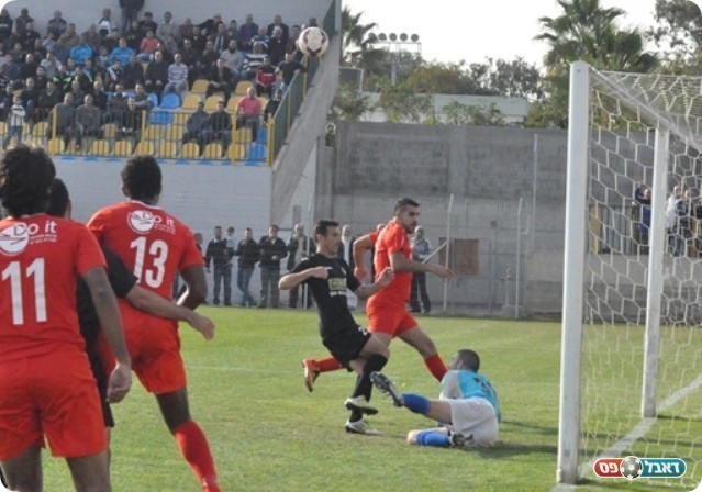 בקה ניסתה להגיב. מנדס עוצר עןד מצב מסוכן (צילום: מוחמד חאדר אניס)