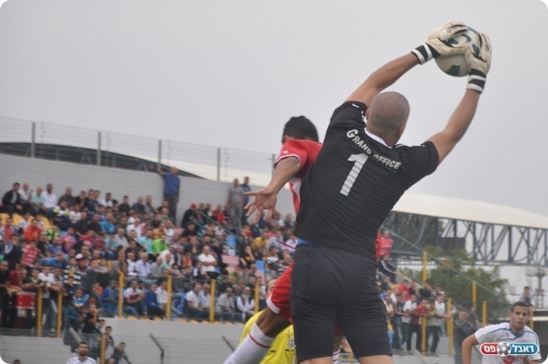 נושק ל-42. אסעד בפעולה (צילום: אחמד עוויסאת)