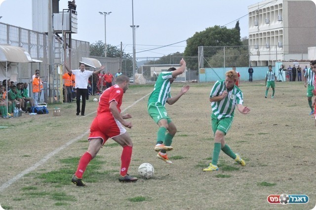 ניסיונות עקרים. עתמה מול אביטן וכווז (צילום: מוחמד חאדר אניס)