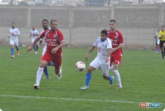 ללא שיטת משחק. כהן מנסה לכבוש (צילום: מוחמד חאדר אניס)