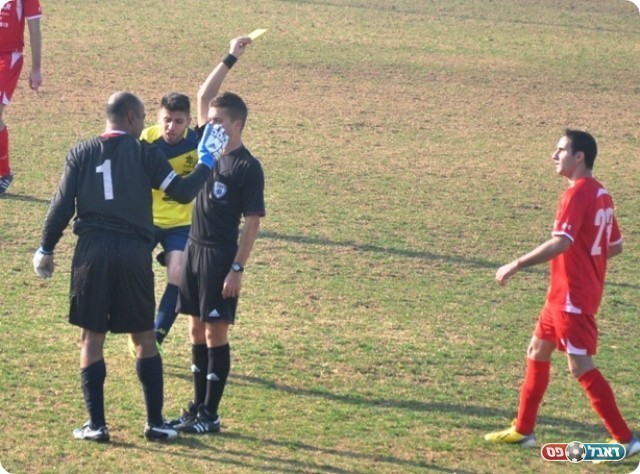 רק צהוב לשוער. לזר ואסעד (צילום: אחמד עוויסאת)