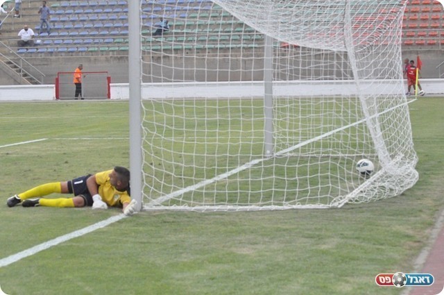 ידיו קצרו מלהושיע. כהן נכנע לשוויון של שביט (צילום: מוחמד חאדר אניס)