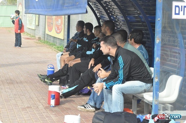 קבוצה צנועה עם אנשים טובים. הספסל של חדרה (צילום: מוחמד חאדר אניס)