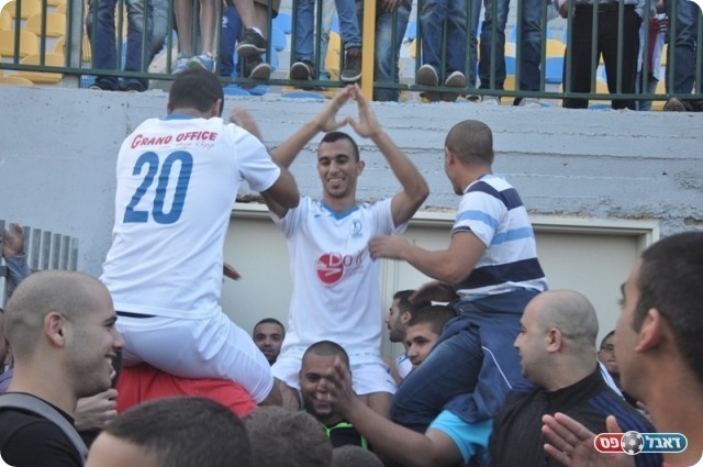 ניצחון קשה. שחקני בקה חוגגים (צילום: אחמד עוויסאת)