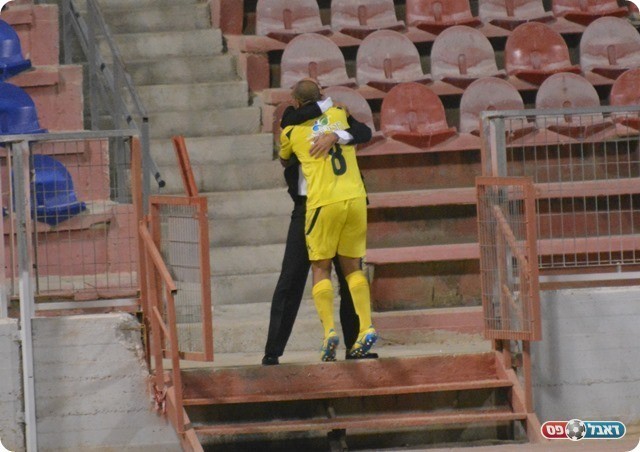 עובד חוגג עם אביטן (צילום: ולדי מויסייב)