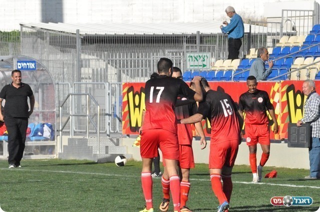 וחוגג עם החברים (צילום: חאדר אניס)