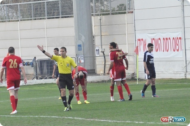 הניצחון הכי שמח. חוגגים את השישי (צילום: מוחמד חאדר אניס)