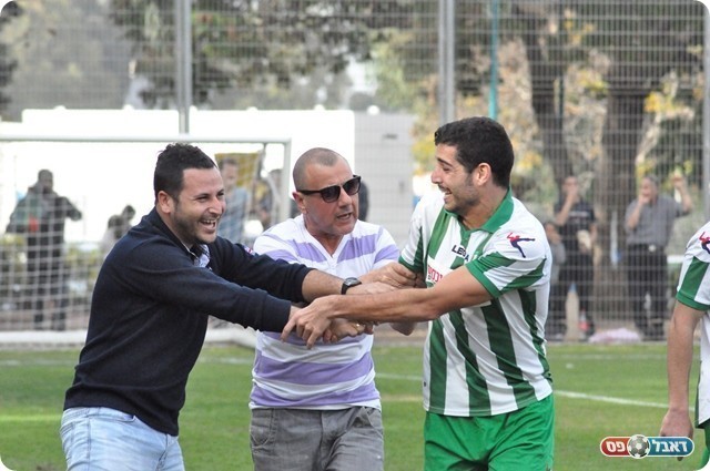 וחוגגים (צילום: מוחמד חאדר אניס)