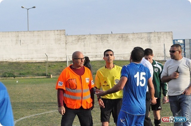 ומנסה לקבל הסברים מרחמיאן (צילום: חאדר אניס)