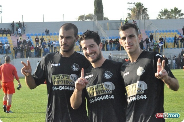 קיבלו תשואות. הכובשים (צילום: מוחמד חאדר אניס)