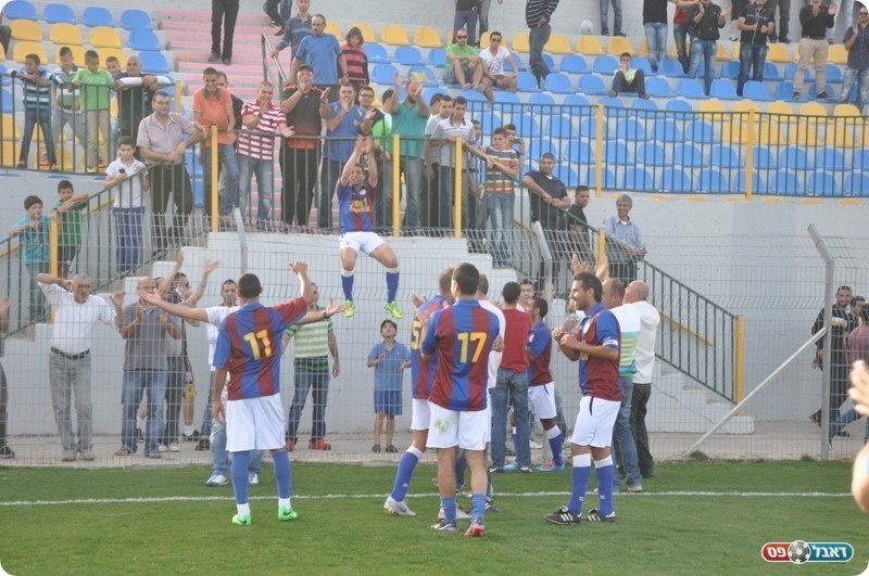 צמאים לכדורגל. שחקני באקה חוגגים עם האוהדים (צילום: אחמד עוויסאת)