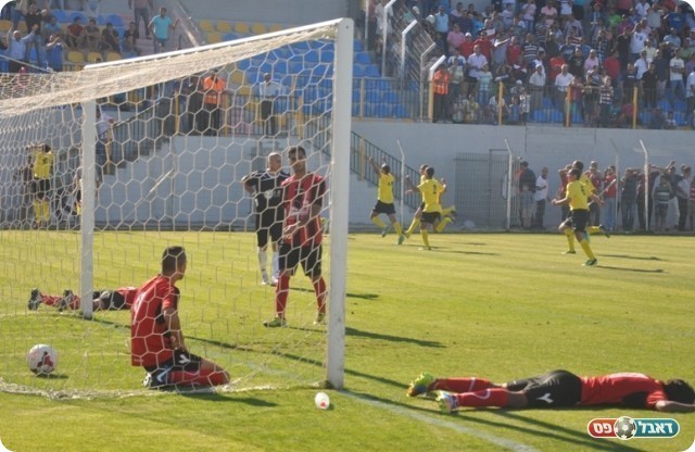 באקה המומה. שחקני באקה על רקע שחקני איכסל החוגגים (אחמד עוויסאת)