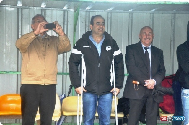 הרבה עבודה השבוע. בן חמו (במרכז. צילום: אחמד עוויסאת)