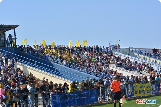 ראו משחק שלא התעלה לרמה גבוהה. אוהדי קריית גת (צילום: ולדי מויסייב)