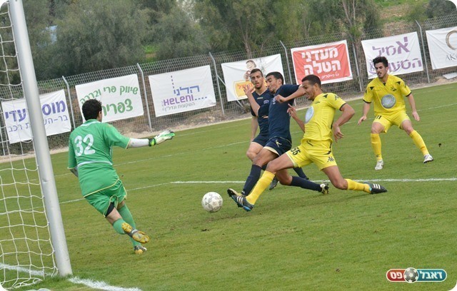 הלחץ המקומי נמשך. כהן דוחק את השלישי (צילום: ולדי מויסייב)