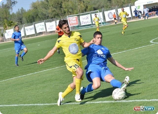 המשחק נרגע. אדלשטיין נבלם ע"י ציון אזןלאי  (צילום: ולדי מויסייב)