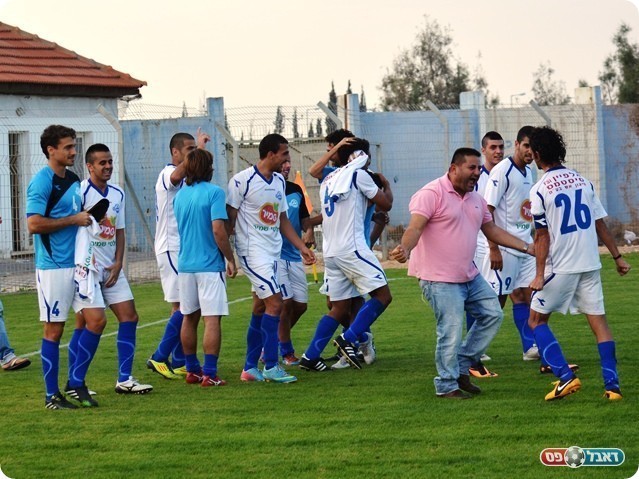 הצילו את הליגה? היפואים חוגגים בסיום (צילום: ולדי מויסייב)