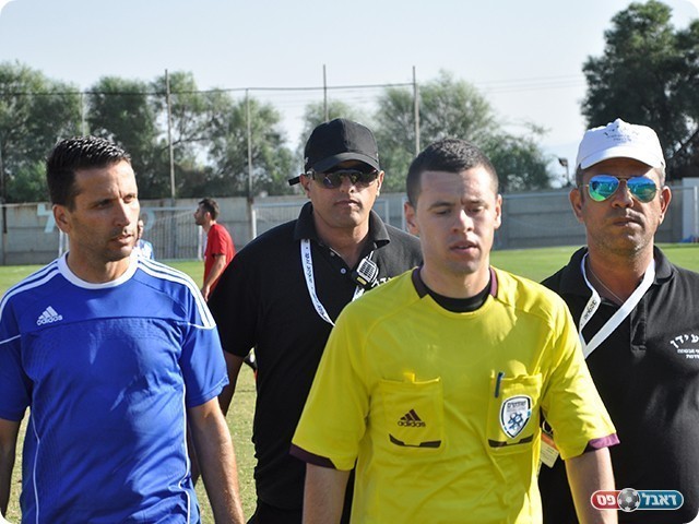 עמר מלווה את שופט המשחק כדי לקבל תשובות (צילום: קובי פורטל)