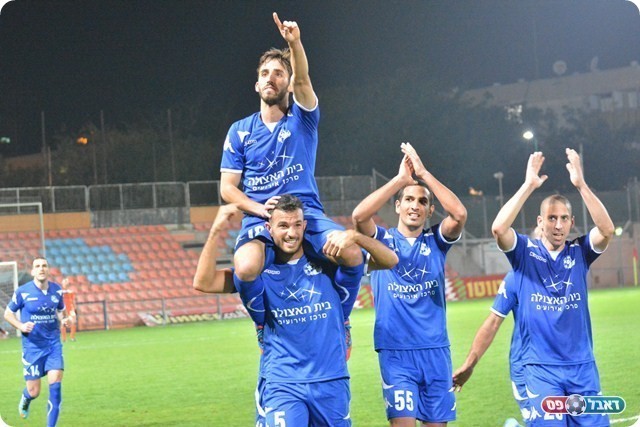 ככה יעשה לאיש. אדלשטיין על כתפי חבריו (צילום: ולדי מויסייב)