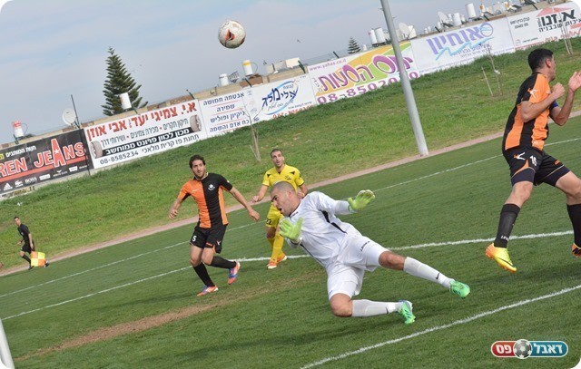 מחצית שנייה רגועה. גלזר עוצר את אדלשטיין (צילום: ולדי מויסייב)