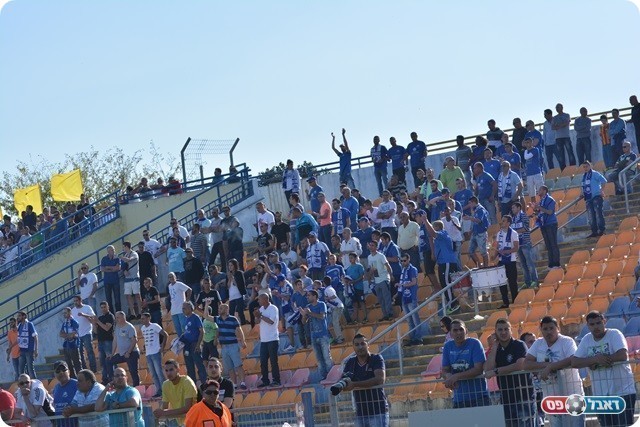 וגם הם עודדו. אוהדי שעריים (צילום: ולדי מויסייב)