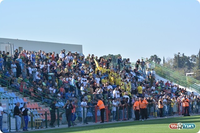 אווירה מחשמלת. אוהדי קריית גת (צילום: ולדי מויסייב)