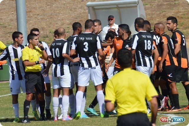 רגע המפנה במשחק. המהומה אחרי האדום של חקאק (צילום: לאה גורליק)