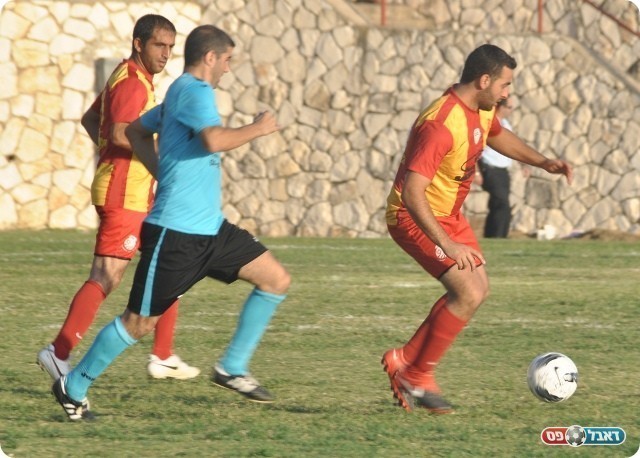 רוצים ברעתם. שחקני בועיינה (באדום-צהוב. צילום: אחמד עזאיזה)