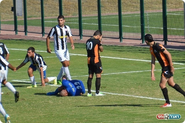 הזדמנות לגמור את המשחק. בוזגלו אחרי ההחטאה (צילום: לאה גורליק)