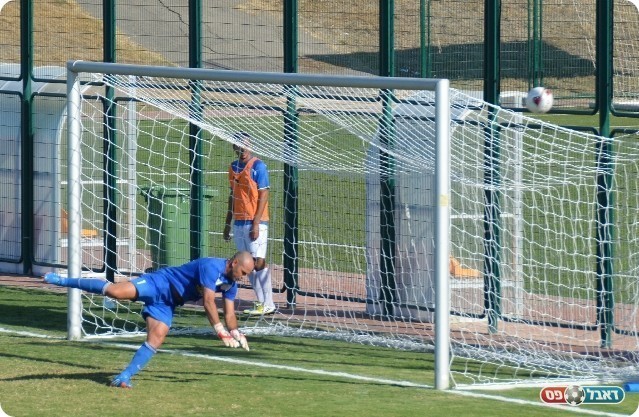 לחץ של מלאכי עד לסיום. עוד כדור שורק ליד בן ישי (צילום: לאה גורליק)