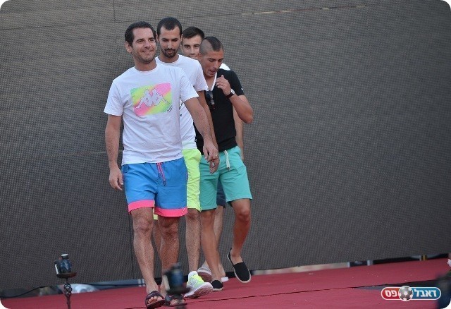 שחקני עפולה על המסלול...