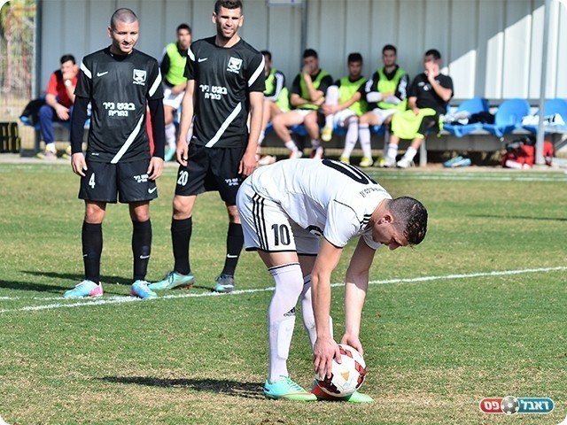 אלקנתי מכין את הכדור (צילום: ארנון לוי)