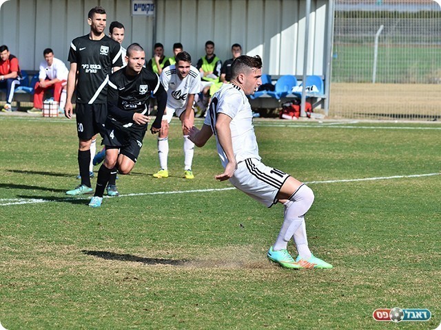 אלקנתי בועט (צילום: ארנון לוי)