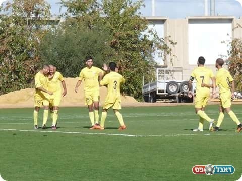 עוד ניצחון גדול. שחקני חולון חוגגים את אחד השערים (אלי שמואלי)