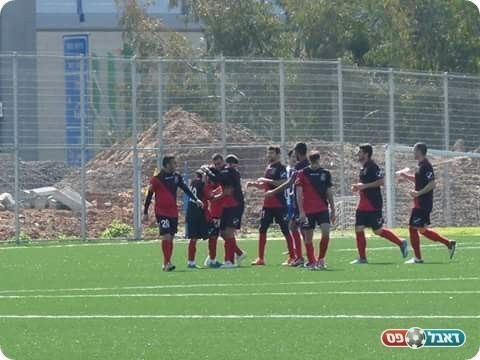 שחקני נחלת חוגגים את המהפך (אלי שמואלי)