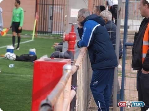 אלי משען מחוץ למגרש. יכל בקלות לחלק הוראות גם משם (אלון יהודיוף)