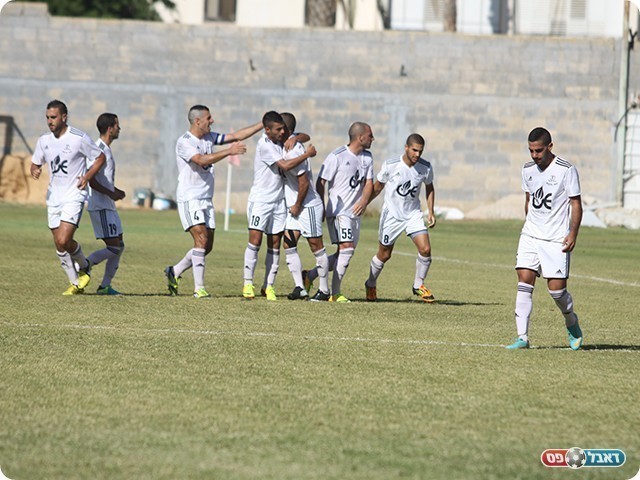 שחקני אסי חוגגים את השוויון (צילום: שלומי גבאי)